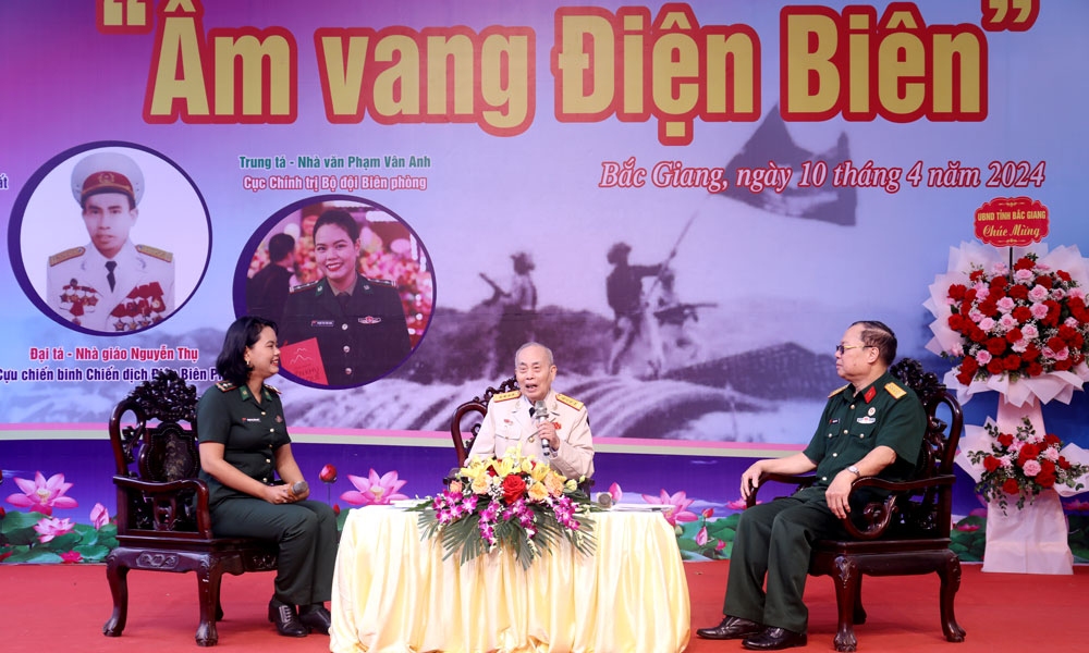 Các khách mời tại buổi nói chuyện.